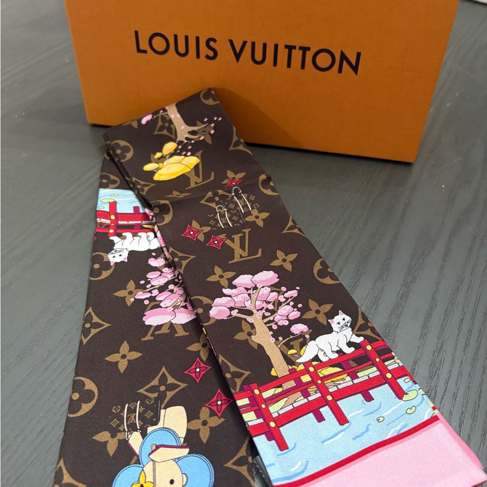 Louis Vuitton Japan Xmas Bandeau Vivienne Holiday 2021 Silk Scarf - Picture 9 of 9